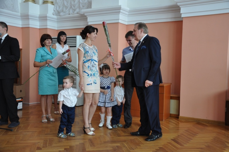 Молодым семьям Оренбурга вручили свидетельства на приобретение жилья